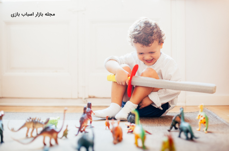 بازی کودک دو سال با حیوانات اسباب بازی
