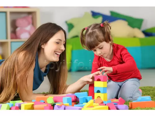 مادر و دختر در حال بازی با اسباب بازی چوبی