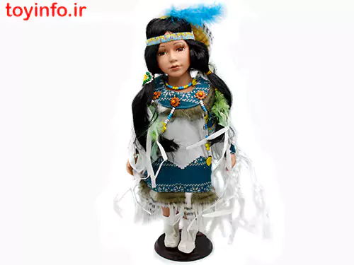 عروسک دخترانه با لباس تزیین شده زیبا و پرهای آبی