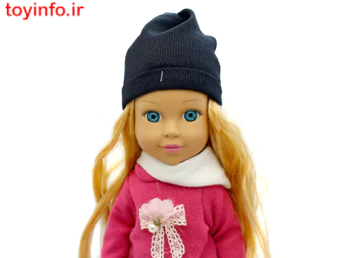 نمایی از صورت عروسک با کلاه سرمه ای