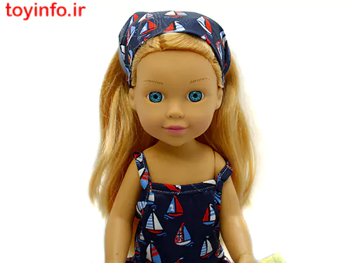 نمای نزدیک از صورت عروسک با سارافون سرمه ای