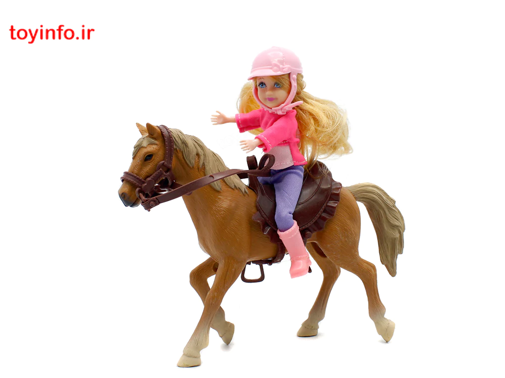 نمای جانبی از عروسک دختر نشسته بر روی اسب